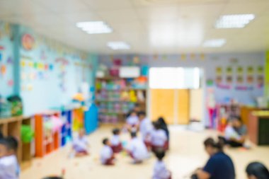 Anaokulu sınıfındaki öğrenci, ebeveyn ve öğretmenin bulanık görüntüsü sınıfta oynayan küçük çocukların Defocus 'u, klasik ton..