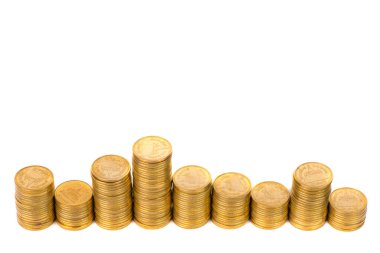 Altın para kolonları, beyaz arka planda düzenlenmiş madeni para yığınları, iş bankacılığı fikri.
