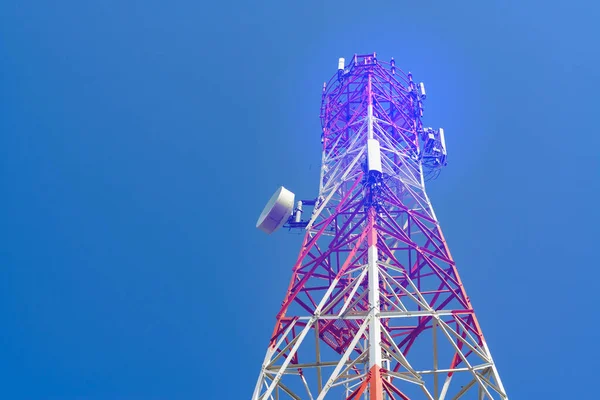 Torre Antena Comunicación Del Teléfono Móvil Con Antena Parabólica Fondo — Foto de Stock