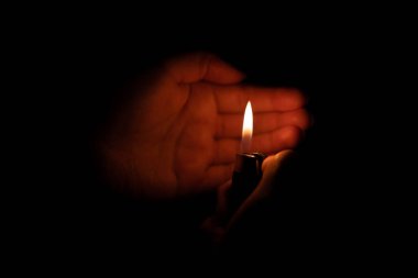 Karanlıkta bir elinde çakmak yak.