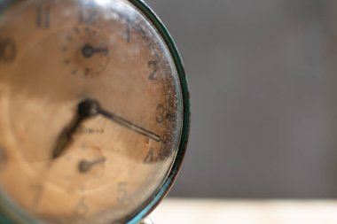 Eski bir saatin zaman geçişi kavramı