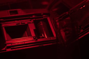 Karanlık odada 35 mm 'lik film için kompakt kamera