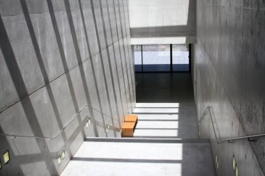 Modern beton ve çelik mimari, bir binanın içinde.. 