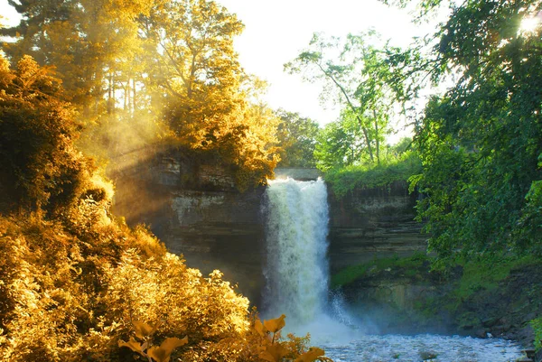 Herbst Sommer Übergang Einem Wald Mit Wasserfall — Stockfoto