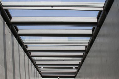 Modern beton ve çelik mimari, bir binanın içinde. Görünürde kimse yok.