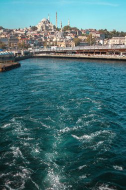 Bir gemi Avrupa 'dan ayrılırken denizdeki dalgaların çekildiği yerde bir cami var..