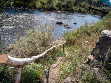 Nehre açılan köşegen bir yol.