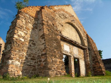 Kırsalda eski bir taş binanın cephesi.