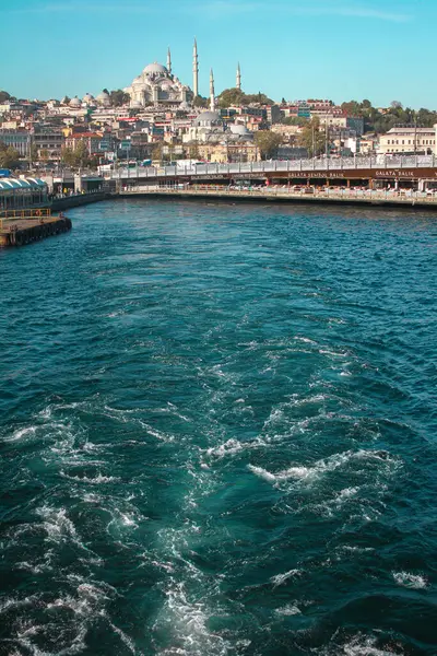 Bir gemi Avrupa 'dan ayrılırken denizdeki dalgaların çekildiği yerde bir cami var..