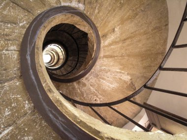 Sarmal merdivenler binanın içine doğru iniyor..