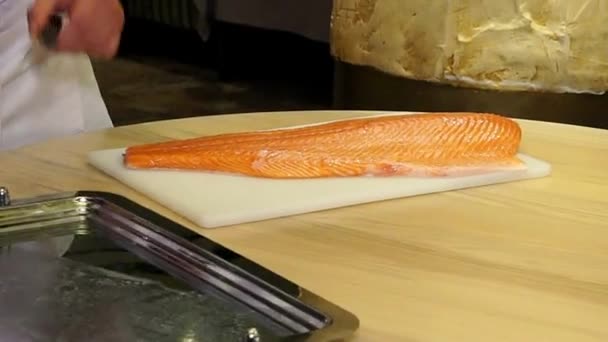 Chef Preparar Salmón Porción Salmón Gourmet Japonés Mariscos Asiáticos Restaurante — Vídeo de stock