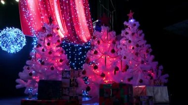 Noel ağaçları ve hediyeler, gece, gece kulübünde, gümüş Noel ağaçları ve hediyeler, süslenmiş Noel ağacı ve hediyeler, Noel ağaçları beyaz Noel ağacı Noel ağacı altında bu sürü hediye ile dekore edilmiş