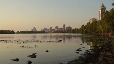 Güneşin doğuşunu nehir üzerinde şehir