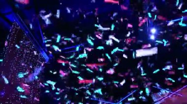 konfeti renkli arka plan üzerinde düşen sahnede düşen konfeti