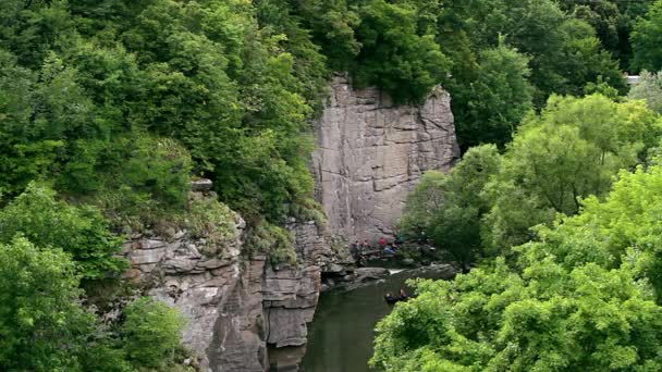 Bergsteiger Den Felsen Über Dem Fluss Bezwingen Felsen Über Dem — Stockvideo