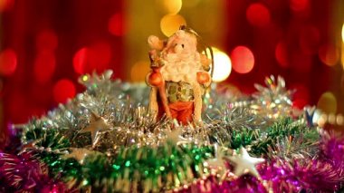 Noel oyuncak, gnome oyuncak, oyuncak Noel elf gnome dekorasyonları yapay dallarında gizleme Noel arka plan üzerinde oturan Gnome