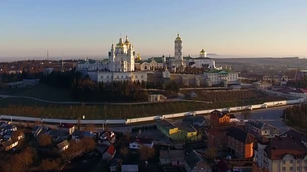 Pochaev 修道院 东正教的鸟瞰在乌克兰 Pochayiv 亚历山大涅夫斯基在早晨 教堂的空中看法在黎明 — 图库视频影像