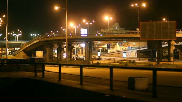 Iluminación Nocturna Puente Hermoso Puente Por Noche Iluminado Reflectante Luces — Vídeos de Stock