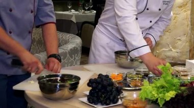 Şef salata, sağlıklı bir organik salata, karışık salata, yemek, marul salata karışımı, taze karışık yeşil salata ile üzüm için ingtidients yemek yapmak