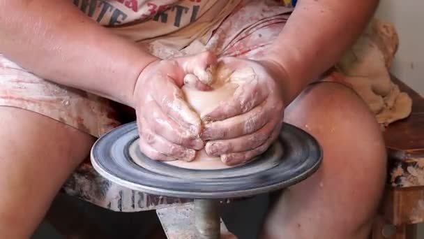 Roda Oleiros Mãos Forma Pote Barro Roda Oleiro Mestre Experiente — Vídeo de Stock