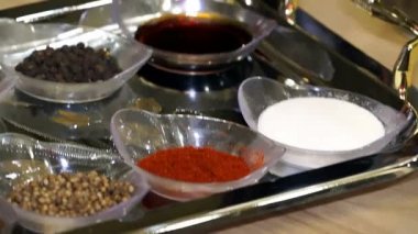 Yemek tepsisi, kithen içinde baharatlar, baharat kâse baharatlar, baharat