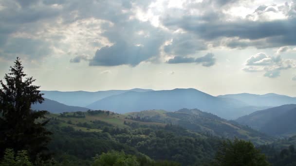 Dağlar Karpat Dağları Karpat Dağları Üzerinde Sürüklenen Bulutlar Üzerinde Bulutlar — Stok video