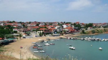 deniz kıyısı, mavi tekne kıyı Ege Denizi üzerinde Fokea yaz resort Kassandra Halkidiki Yarımadası Yunanistan, sahil, balıkçı teknesi sahilde eski teknede adlı tekne