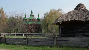 Kiev, Ukrayna Köyü 4k havadan görünümü, Ukrayna kilise Köyü yakınındaki Pirogovo Müzesi'nde antik Ukraynalı Ortodoks Kilisesi