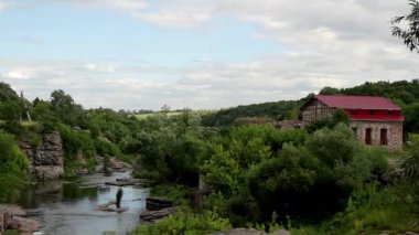Su değirmeni Nehri üzerinde eski ahşap su değirmeni bina yıpranmış, eski moda bir nehir değirmen