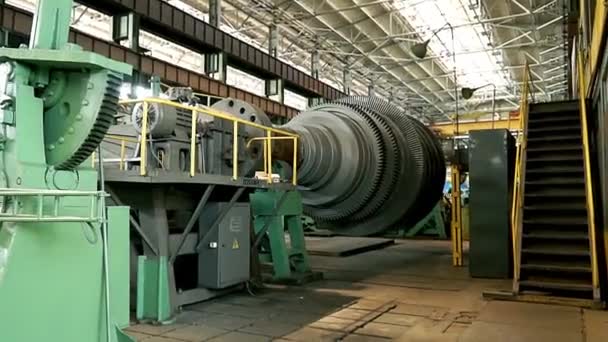 本厂为发电厂生产涡轮机 工厂内有大型涡轮机 工厂用空片 在生产车间 — 图库视频影像