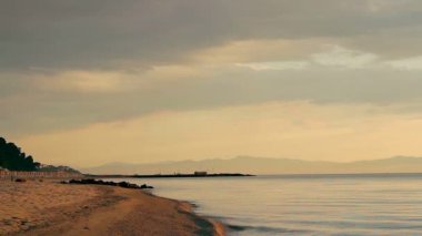 sabah beach, gündoğumu zaman atlamalı Ege Denizi, plaj şemsiyeleri ve gündoğumu, sabah deniz plaj ile boş mavi şezlong, şezlong sahilde