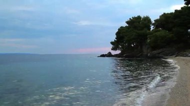 Ege Denizi üzerinde Sahilde plaj, gün batımı, deniz kıyısı, sunset akşam boş, gün batımında, deniz kıyısı düzleminde, zaman atlamalı deniz kıyı ile akşam ağaçlar akşam plajda