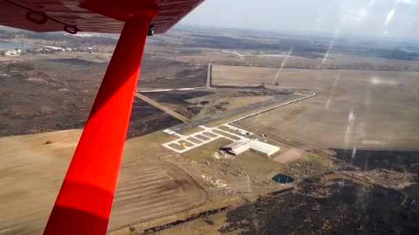 Flygfoto Jorden Visa Från Flygplan Flygplan Som Flyger Över Fälten — Stockvideo