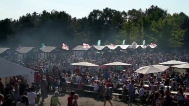 Aç insanların yeme yemek masaları Borzhomi Festival süresince açık etrafında kalabalık 