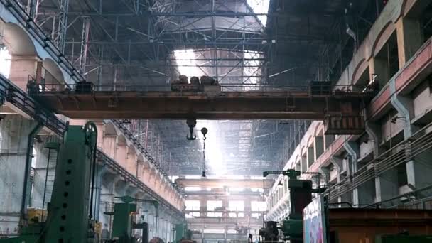 Énorme Grue Dans Usine Grue Aérienne Déplace Dans Grand Atelier — Video