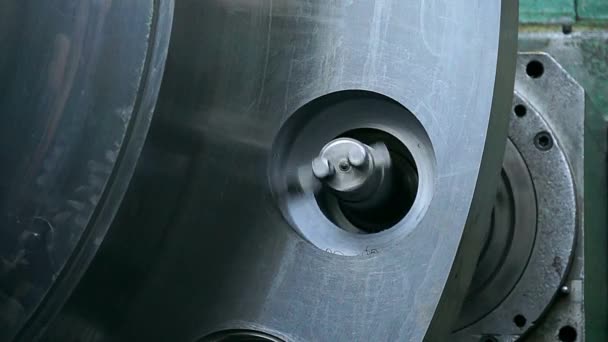 巨大的车床特写 大主轴车床在一个工业工厂旋转 射击是在生产动力蒸汽涡轮机的工厂制造的 车床在行动中 工业数控钻床 — 图库视频影像