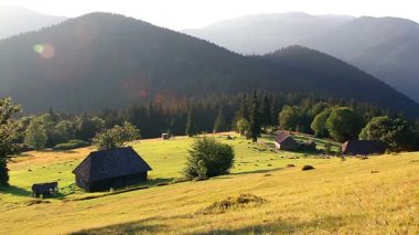 köy Karpat Dağları eteklerinde dağ Vadisi sabah, arka plan dağlarda evleri