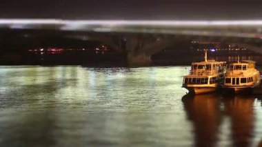 Quay adlı gece, gece, Quay adlı gece timelapse, turistik zevk tekneler bridge arka planını gece gemilerde zevk zevk gemilerde