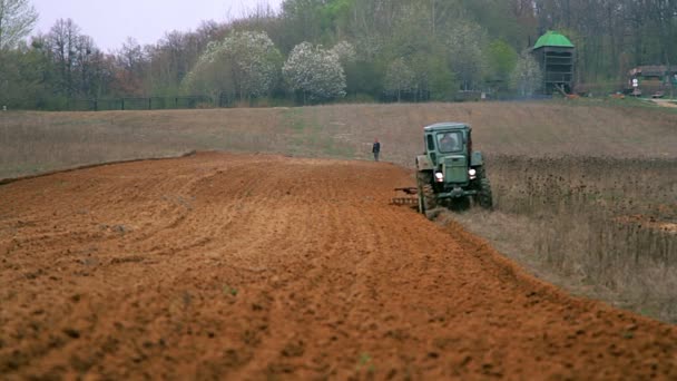 Campo Arado Del Tractor Vuelo Sobre Campo Con Tractor Viejo — Vídeos de Stock