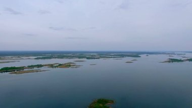 Dinyeper Nehri, Ukrayna Hava görünümünü nehrin adaların adada üzerinde Adaları, bulutlu, havadan görünümü nehir, adalarda akşam sessiz Dinyeper Nehri'nin Adaları ile geniş bir nehir üzerinde uçuş