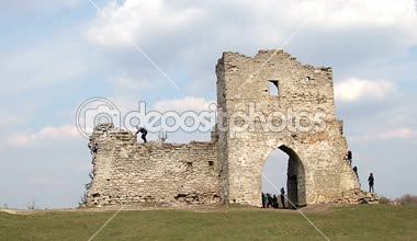 insanlar üzerinde kalenin kalıntıları zaman atlamalı, eski kale kalıntıları bir geçit, zaman atlamalı çocukların kale kalıntıları, ortaçağ kalesi kalıntıları üzerine insanlar üzerinde