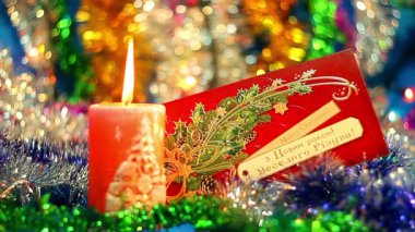 Noel kartpostal ve mum, Noel mumlar, Noel ve yılbaşı dekorasyonu ile yanan mum ve güzel kartpostal 