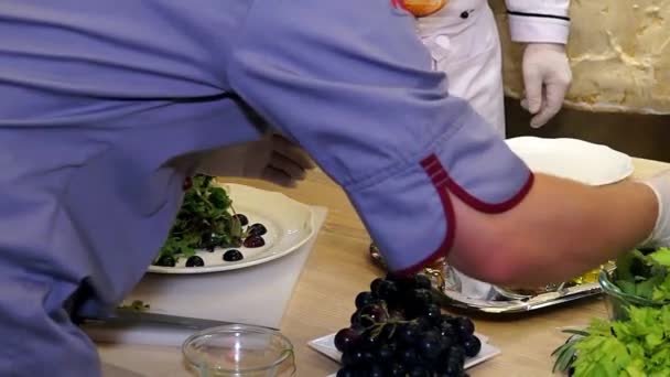 Jefe Hacer Ensalada Con Salmón Hacer Una Ensalada Orgánica Saludable — Vídeo de stock