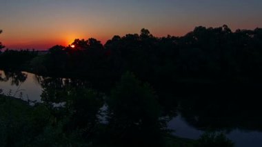 nehir, nehir ağaçlar nehir üzerinde gündoğumu, yatay doğarken timelapse üzerinde gündoğumu, timelapse yatay,
