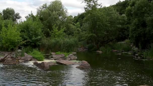 rivière dans la roche, rivière de montagne, rapides de rivière de montagne 