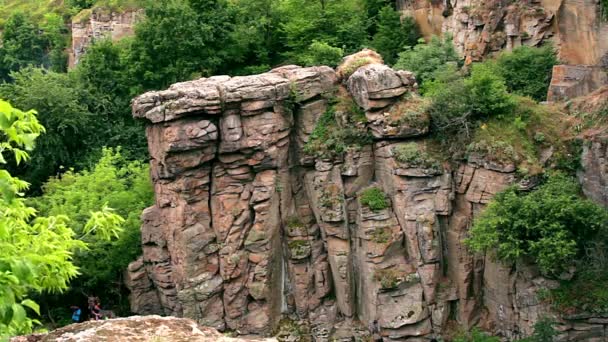 Альпіністи Підкорення Скелі Над Річкою Скелі Над Річкою Альпіністи Перед — стокове відео