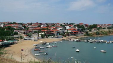 Ege Denizi yatlar için otopark, sahil, deniz kıyısı, şehir sahil kıyısında küçük şehir kırmızı kiremit çatılarda evler