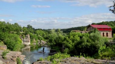 Su değirmeni Nehri üzerinde eski ahşap su değirmeni bina yıpranmış, eski moda bir nehir değirmen