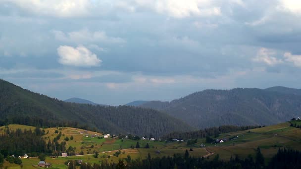 Dorf Den Hängen Der Karpaten Gebirgstal Morgen Häuser Hintergrund Berge — Stockvideo