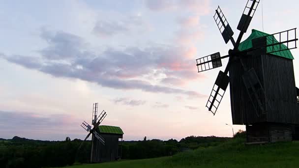风车在 Piroovo 风车剪影在日落时间时间 风车在皮罗戈沃在日落时间过去 木风车在博物馆 Pirogovo 乌克兰 老风车时间过去 — 图库视频影像
